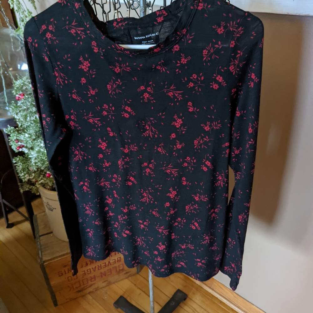Women's Banana Republic tee. Size small.